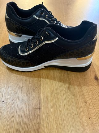 Zapatillas Mujer Negras y Doradas