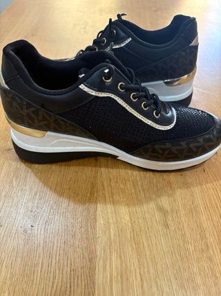 Zapatillas Mujer Negras y Doradas