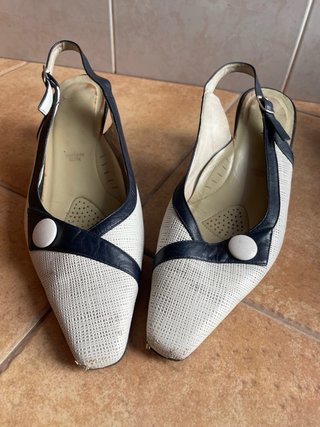 Zapatos de tacón slingback blancos y azul marino