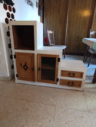 Mueble de madera maciza con vitrina