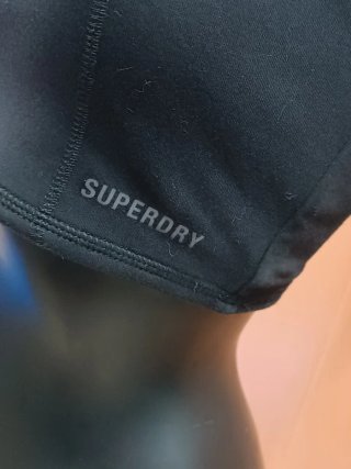 Sujetador deportivo Superdry.