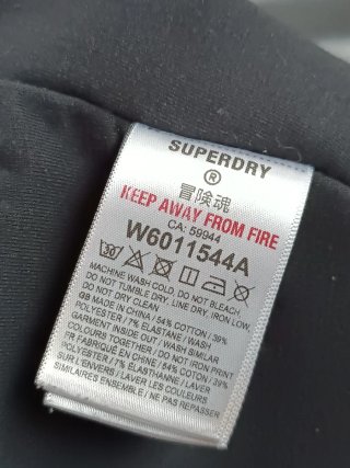 Sujetador deportivo Superdry.