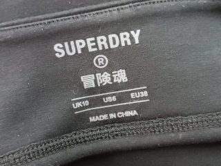 Sujetador deportivo Superdry.