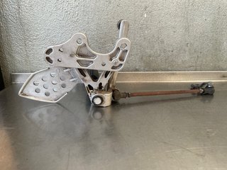 Estribera izquierda Hyosung GT250R Inyección 2009
