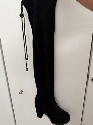 Botas altas negras con cordón