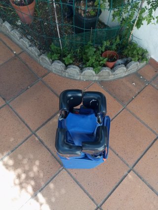 Cuna de viaje azul con colchón