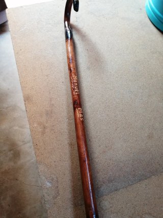 Bastón de madera tallada