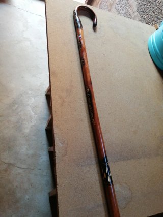 Bastón de madera tallada