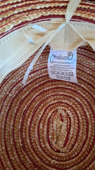 Sombrero de fibra natural beige y rojo