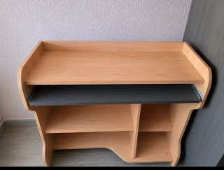 Escritorio de madera con bandeja extraíble