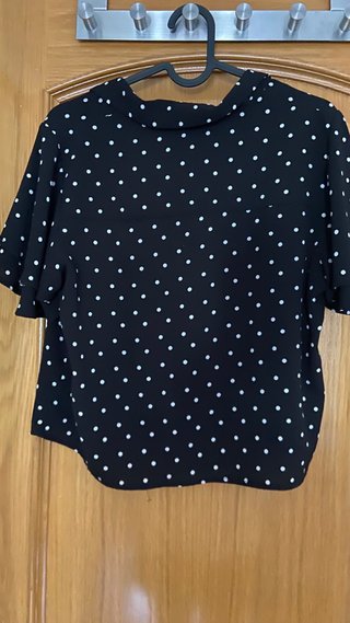 Blusa de lunares negra y blanca
