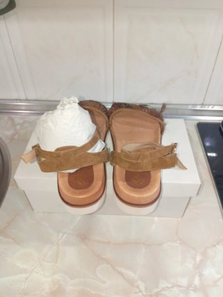 Sandalias plumas marrones y multicolor nuevas