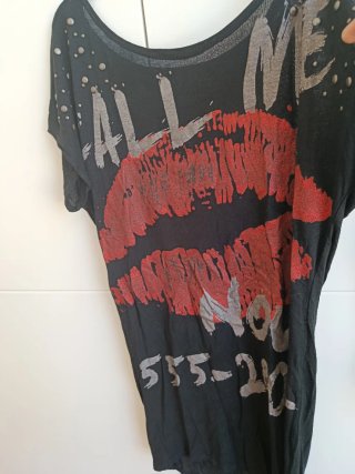 Camiseta Larga Negra con Labios Rojos