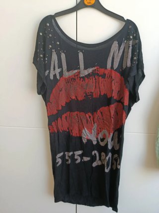 Camiseta Larga Negra con Labios Rojos