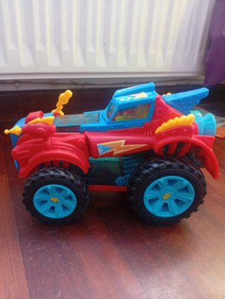 Coche Superzings Grande