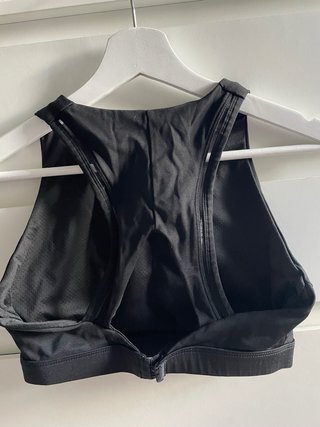 Top deportivo negro