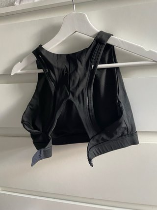 Top deportivo negro