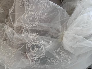 Velo de novia blanco con encaje