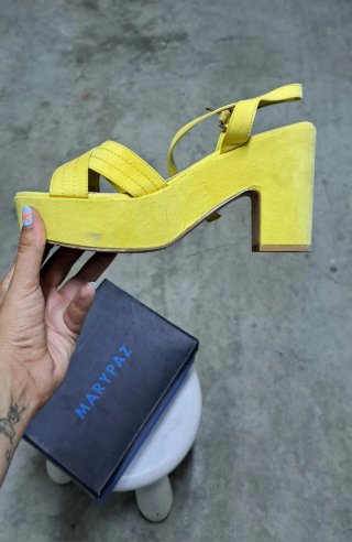 Sandalias plataforma Mary Paz amarillas talla 41