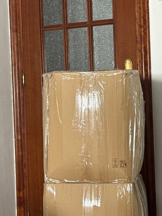 Caja de ropa marrón