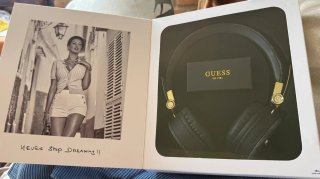 Auriculares Guess Negros y Dorados