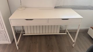Scrivania bianca con 2 cassetti in metallo e legno