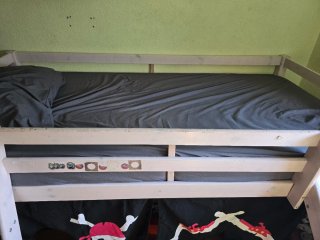 Cama alta infantil con tobogán