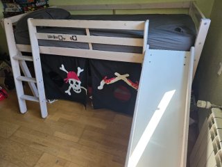 Cama alta infantil con tobogán
