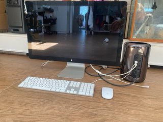 Mac Pro 2013 + Monitor Thunderbolt 27 + Tastiera