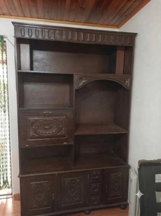 Móvel antigo em madeira maciça
