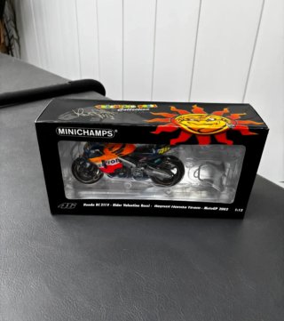 Minichamps Honda RC 211V Valentino Rossi 2002