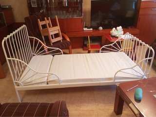 Cama infantil IKEA blanca con colchones