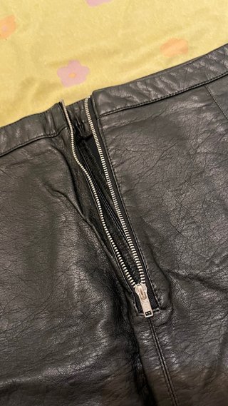 Falda cuero cremallera delantera talla L