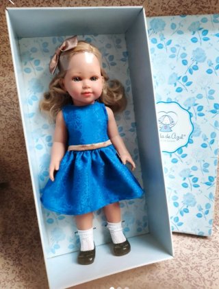 Muñeca rubia de 45 cm con vestido azul.