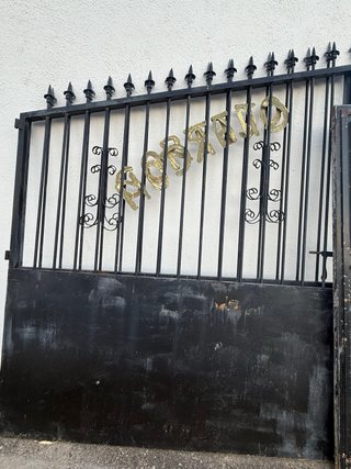 Cancelas de forja con detalles dorados