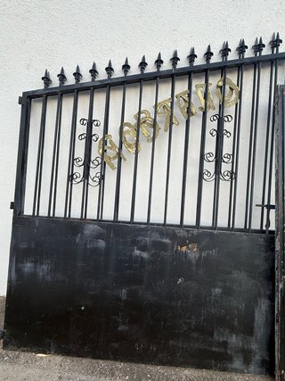 Cancelas de forja con detalles dorados