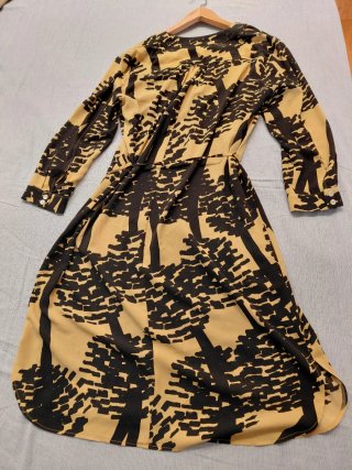Vestido amarillo y negro estampado