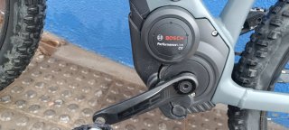 Bicicleta Montaña Eléctrica cube hibrid de 500