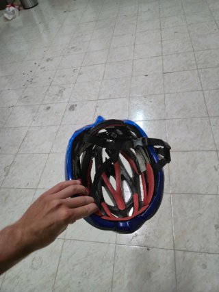 Casco de bicicleta azul y negro
