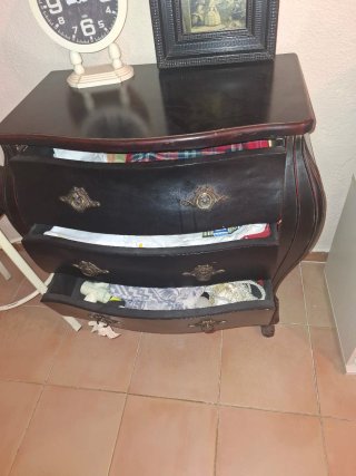 Cómoda de madera negra y multicolor
