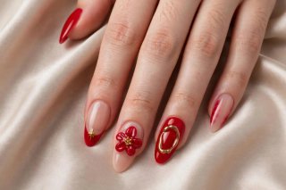 UÑAS PRESS ON ROJAS 3D - FLOR Y DORADO - ALMENDRA