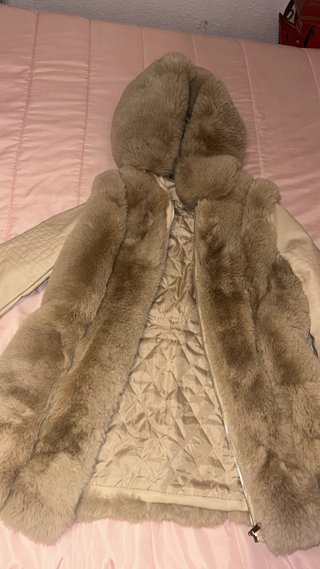 Chaqueta beige con capucha y mangas de cuero