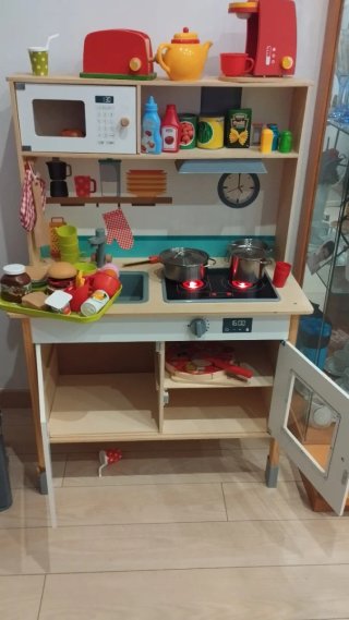 Cocina de madera y nevera con luces de encendido