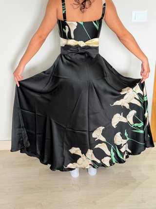 Vestido negro elegante con estampado floral
