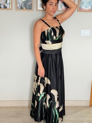Vestido negro elegante con estampado floral