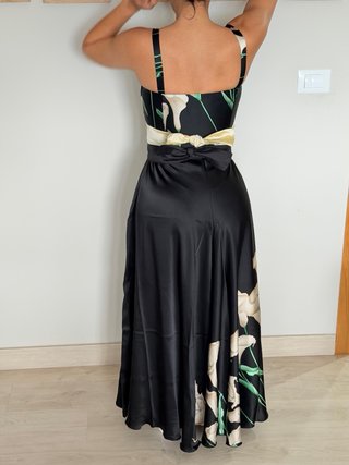 Vestido negro elegante con estampado floral