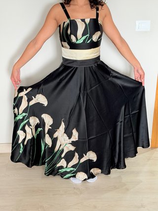 Vestido negro elegante con estampado floral