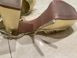 Sandalias doradas Mango tacón plataforma