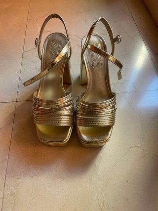 Sandalias doradas Mango tacón plataforma