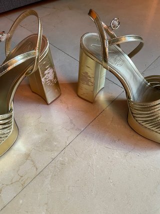 Sandalias doradas Mango tacón plataforma